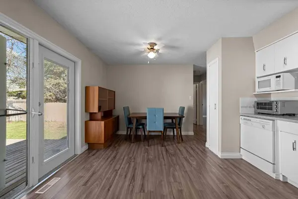4206 60 Street Close, Camrose, AB T4V 2H3