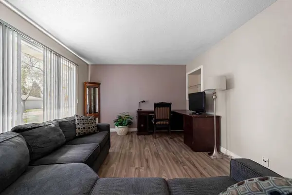 4206 60 Street Close, Camrose, AB T4V 2H3