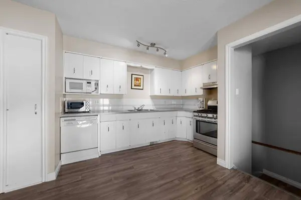 4206 60 Street Close, Camrose, AB T4V 2H3
