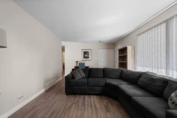 4206 60 Street Close, Camrose, AB T4V 2H3