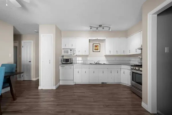 4206 60 Street Close, Camrose, AB T4V 2H3