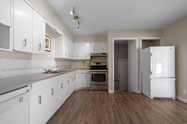 4206 60 Street Close, Camrose, AB T4V 2H3
