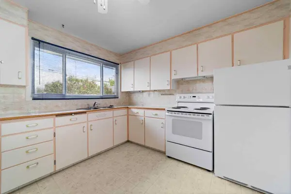 5805 48A AVE, Camrose, AB T4V 0L4