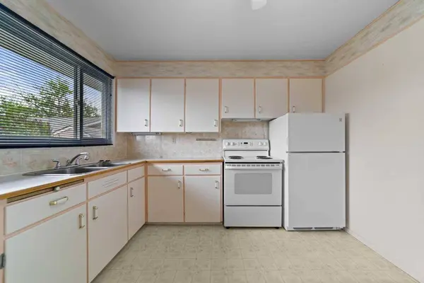 5805 48A AVE, Camrose, AB T4V 0L4