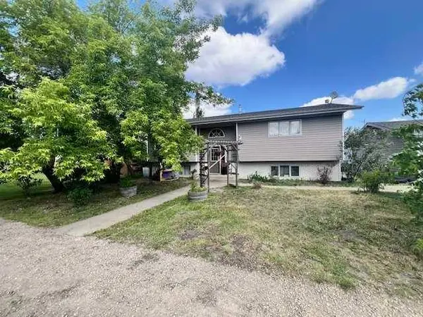 6 1 AVE, Round Hill, AB T0B 3Z0