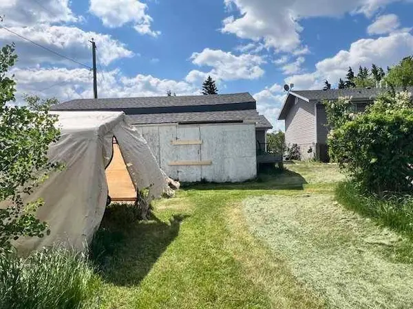 6 1 AVE, Round Hill, AB T0B 3Z0