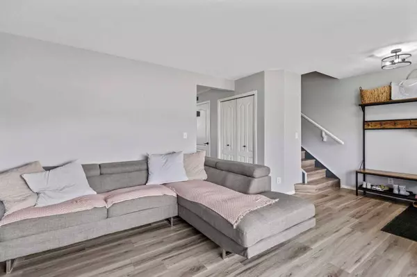 72 Heron CT, Penhold, AB T0M 1R0