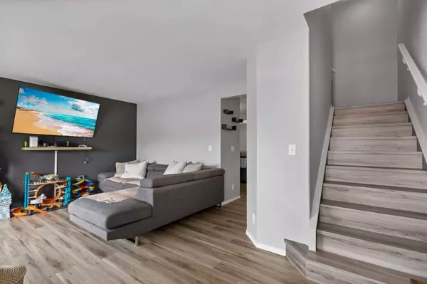 72 Heron CT, Penhold, AB T0M 1R0