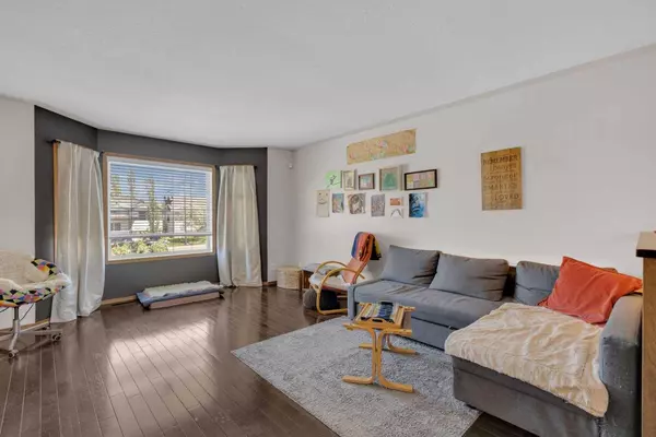 51 Doherty Close, Red Deer, AB T4R 3G1