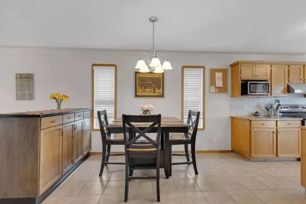 51 Doherty Close, Red Deer, AB T4R 3G1