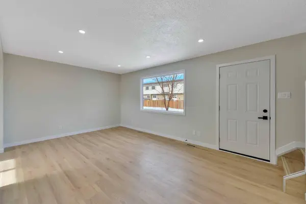 35 Nash ST #F1, Red Deer, AB T4P 1X9