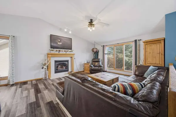 14 Windsor CRES, Penhold, AB T0M1R0