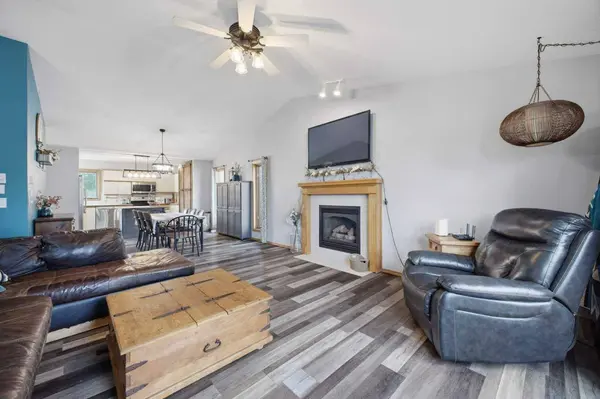 14 Windsor CRES, Penhold, AB T0M1R0