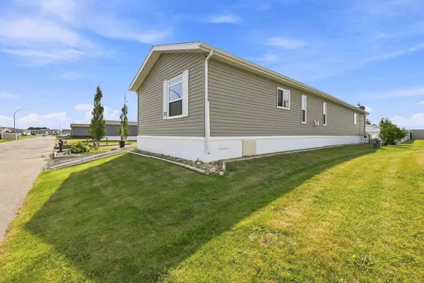 15 Mackenzie Ranch WAY, Lacombe, AB T4L 0B4