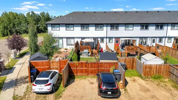 2 Hawthorn PL N, Sylvan Lake, AB T4S 0R8