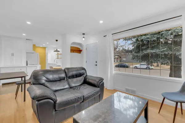 5422 37 ST, Red Deer, AB T4N 0W1