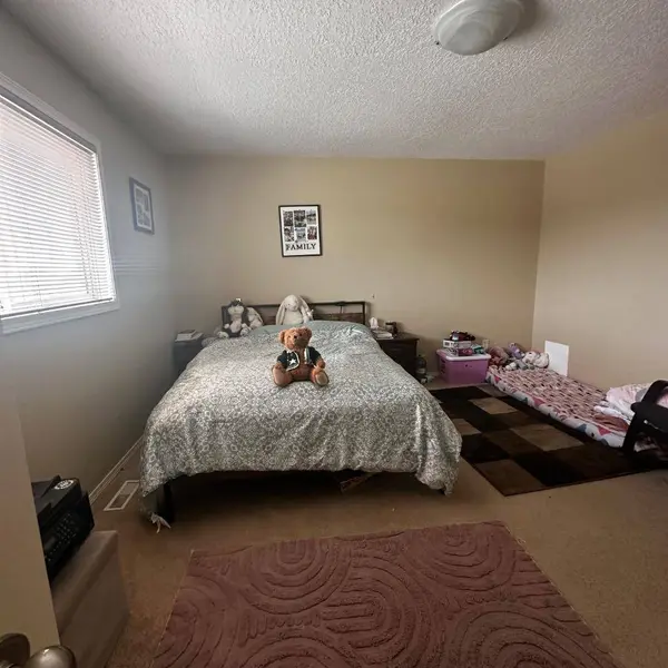 83 Lakeway BLVD, Sylvan Lake, AB T4S 2P4