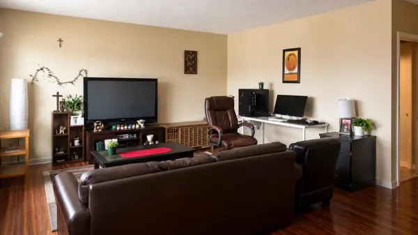 83 Lakeway BLVD, Sylvan Lake, AB T4S 2P4