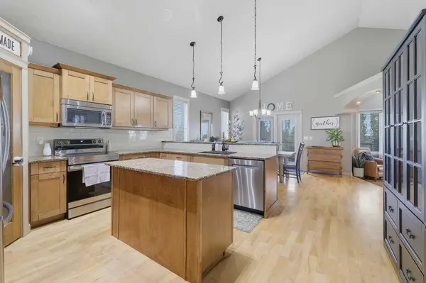 106 Oaklands CRES, Red Deer, AB T4P 0C4