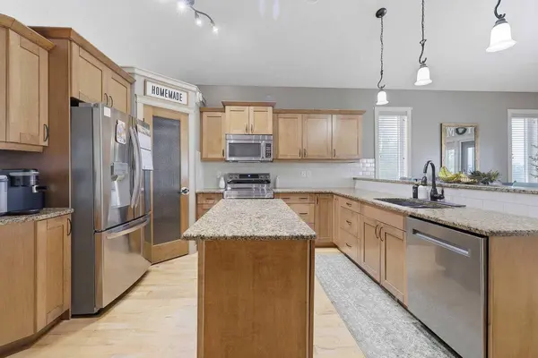 106 Oaklands CRES, Red Deer, AB T4P 0C4