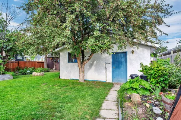 99 Barrett DR, Red Deer, AB T4R 1H2