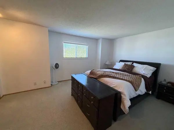 25 Ellenwood DR, Red Deer, AB T4R 2E1