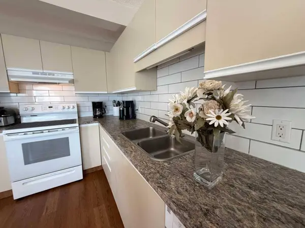 25 Ellenwood DR, Red Deer, AB T4R 2E1