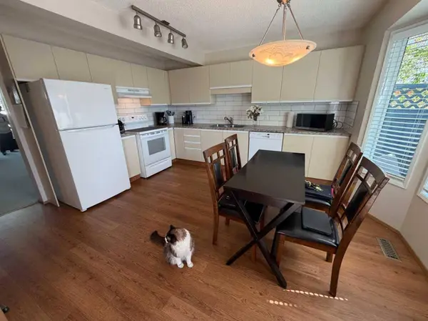 25 Ellenwood DR, Red Deer, AB T4R 2E1