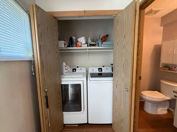 25 Ellenwood DR, Red Deer, AB T4R 2E1