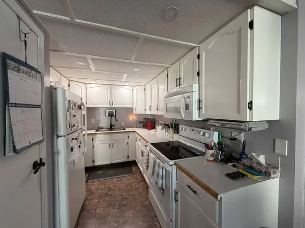 4606B 48 AVE, Sylvan Lake, AB T4S 1M8