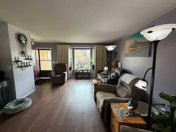 4606B 48 AVE, Sylvan Lake, AB T4S 1M8