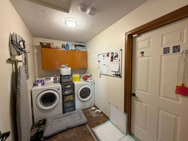 4606B 48 AVE, Sylvan Lake, AB T4S 1M8