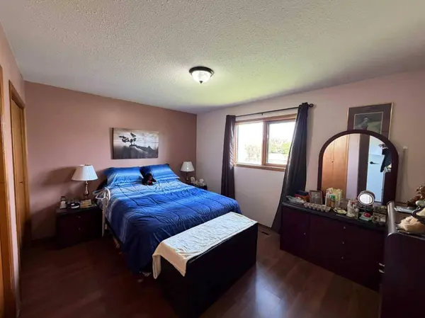 4606B 48 AVE, Sylvan Lake, AB T4S 1M8