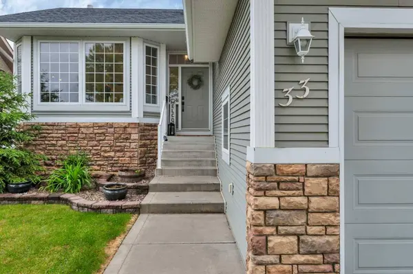 33 Walker BLVD, Red Deer, AB T4L 7E4