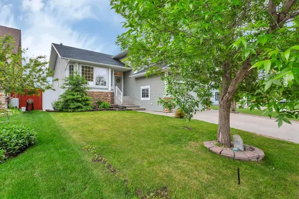 33 Walker BLVD, Red Deer, AB T4L 7E4