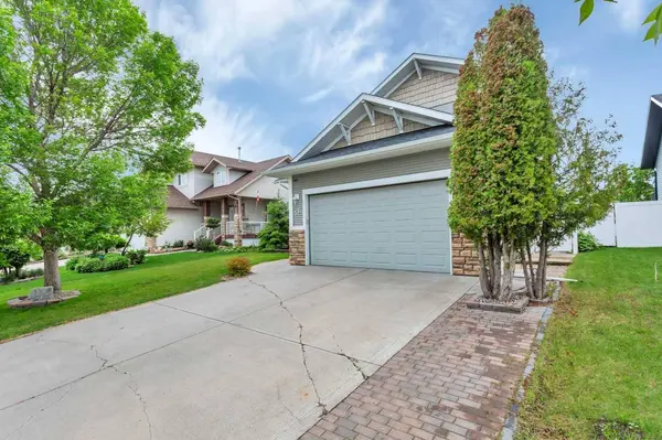 33 Walker BLVD, Red Deer, AB T4L 7E4
