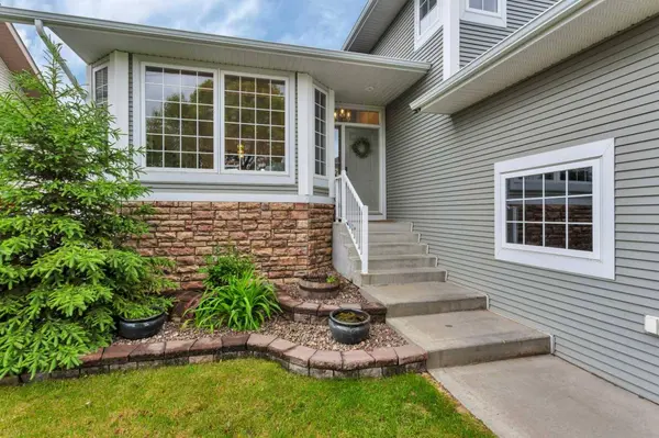 33 Walker BLVD, Red Deer, AB T4L 7E4