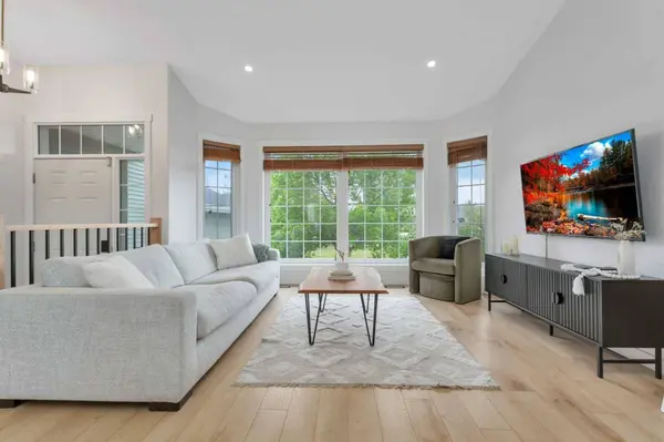 33 Walker BLVD, Red Deer, AB T4L 7E4