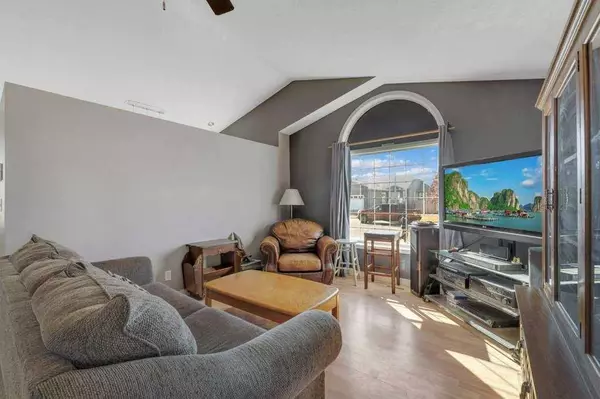 73 Lansbury Close, Lacombe, AB T4L 1P4