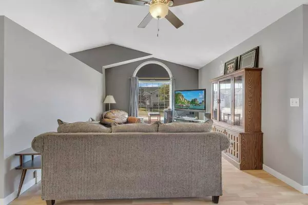 73 Lansbury Close, Lacombe, AB T4L 1P4