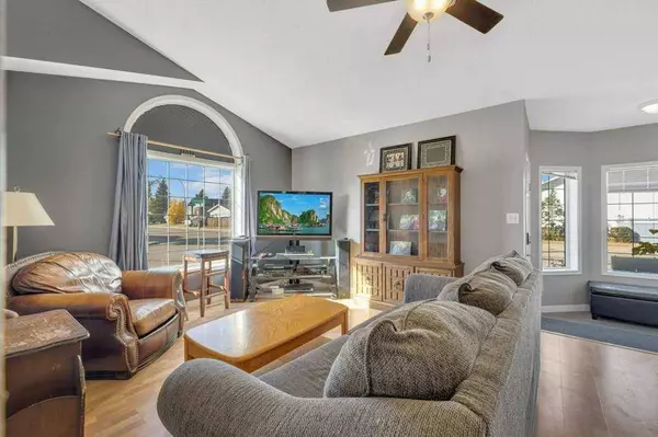 73 Lansbury Close, Lacombe, AB T4L 1P4