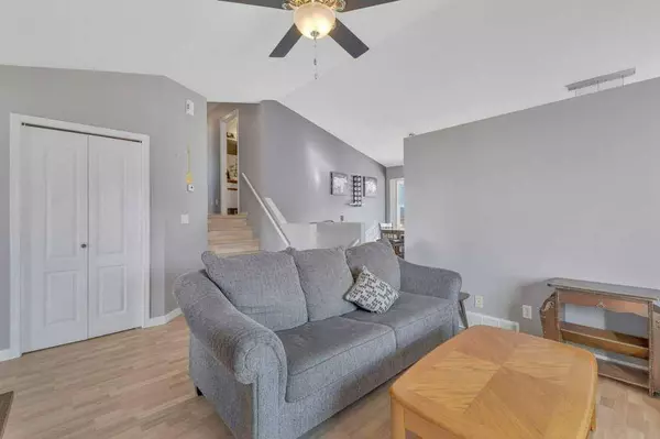 73 Lansbury Close, Lacombe, AB T4L 1P4