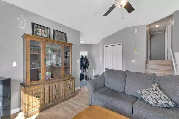 73 Lansbury Close, Lacombe, AB T4L 1P4