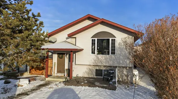 10 Halsall ST, Sylvan Lake, AB T4S 1T4