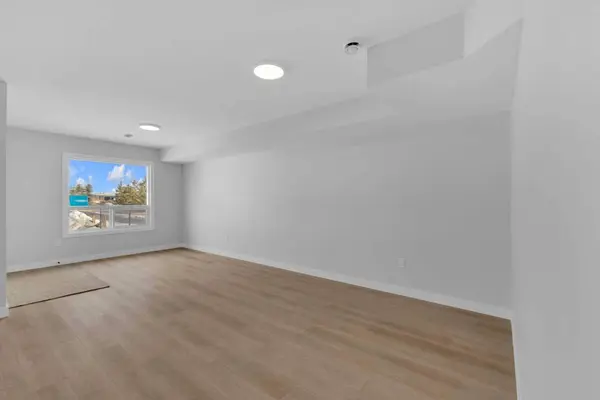 6 Memorial Pkwy, Rural Red Deer County, AB T4E 3B7