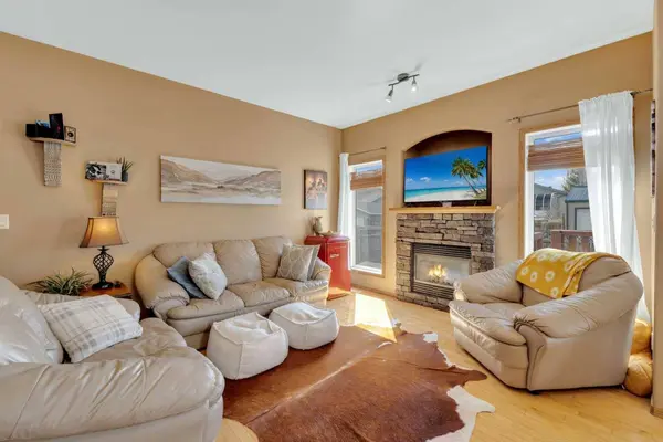 22 Jenner CRES, Red Deer, AB T4P 0B2
