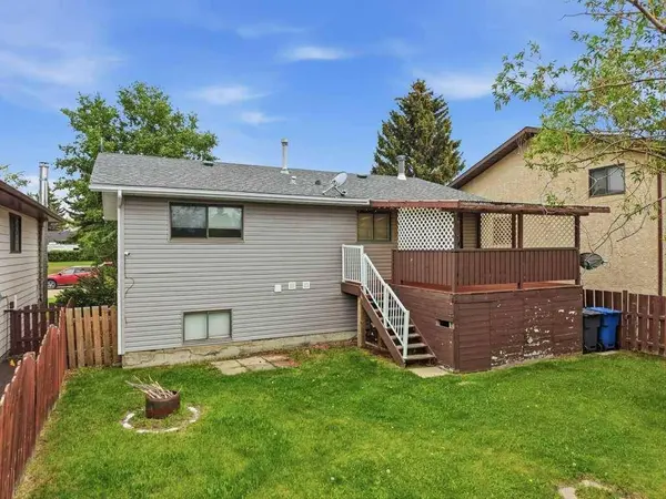 102 Denovan CRES, Red Deer, AB T4R 1W2