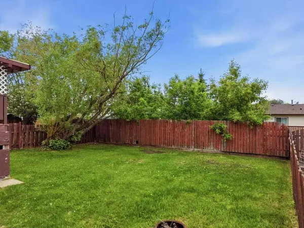 102 Denovan CRES, Red Deer, AB T4R 1W2