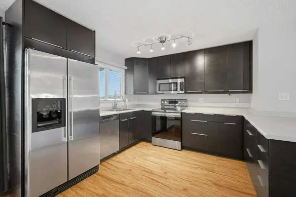 102 Denovan CRES, Red Deer, AB T4R 1W2