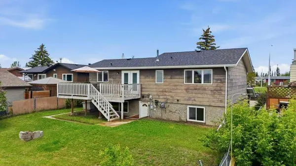 28 Larne PL, Penhold, AB T0M 1R0